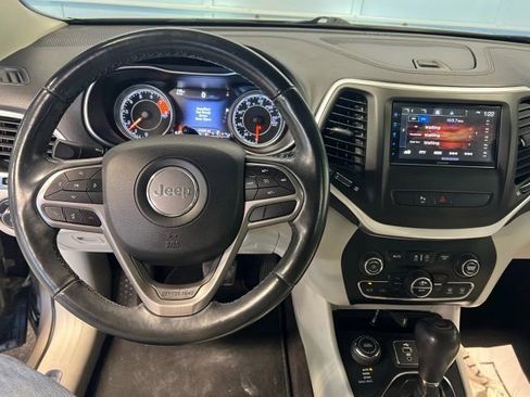 Used 2019 Jeep Cherokee Limited image 8