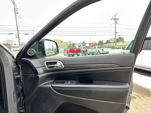 Used 2019 Jeep Grand Cherokee Laredo image 24