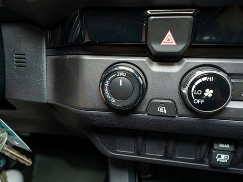 Used 2018 Toyota Tacoma TRD Off-Road image 23