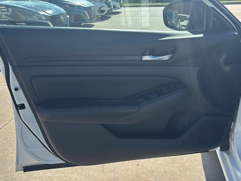 Used 2025 Nissan Altima 2.5 SV FWD image 10