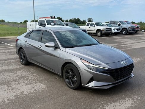 Used 2023 Hyundai Elantra SEL FWD image 2