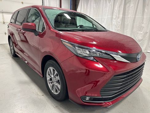 Used 2025 Toyota Sienna XLE image 1