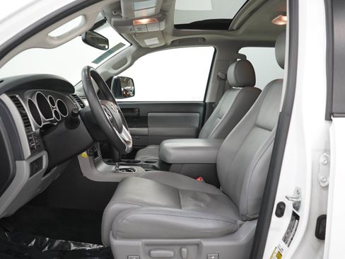 Used 2017 Toyota Sequoia SR5 w/ Premium Package AWD/4WD image 24