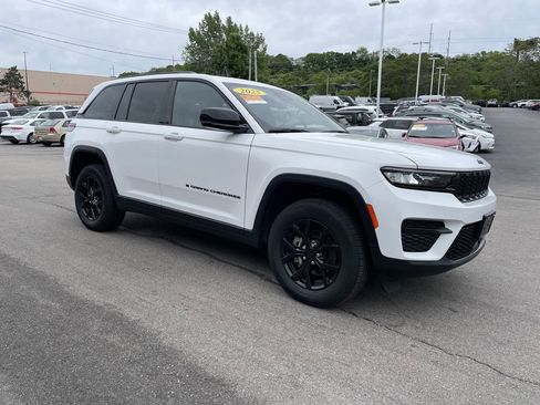 Used 2025 Jeep Grand Cherokee Altitude AWD/4WD image 6