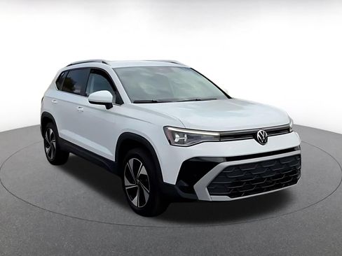 Used 2026 Volkswagen Taos SE AWD/4WD image 3