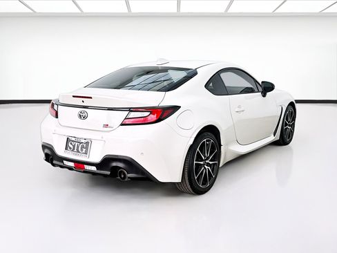 Used 2023 Toyota GR86 RWD image 4