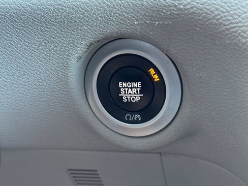 Used 2023 Chrysler Pacifica Touring-L FWD image 23
