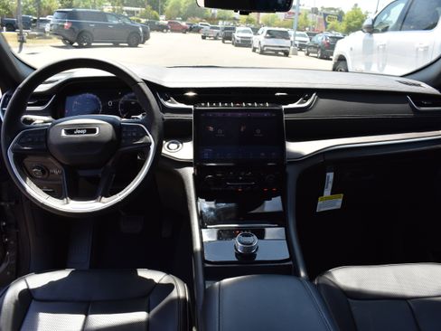 New 2025 Jeep Grand Cherokee Limited w/ Luxury Tech Group II RWD image 33