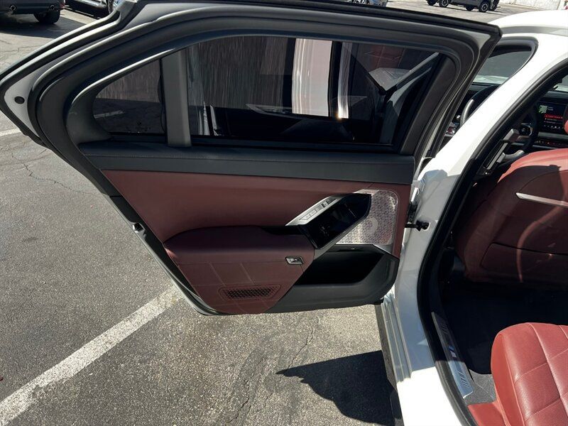 Used 2024 BMW i7 M70 AWD/4WD image 27