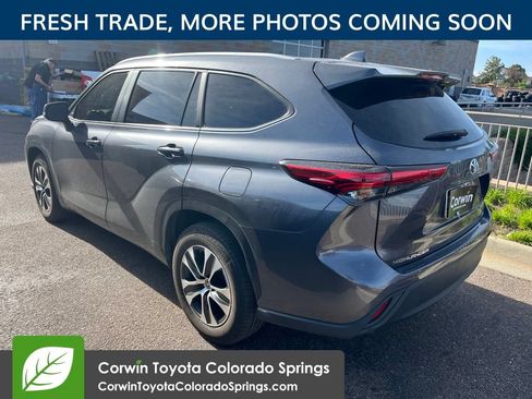 Used 2023 Toyota Highlander XLE FWD image 4