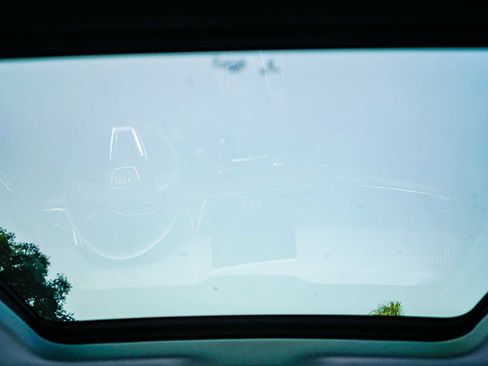 Used 2023 Audi Q5 e Premium w/ Convenience Package image 11