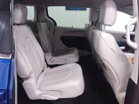 Used 2018 Chrysler Pacifica Touring-L image 17
