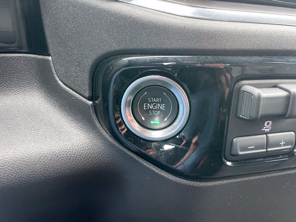 Used 2025 GMC Sierra 1500 SLT AWD/4WD image 51