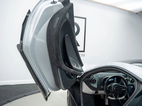 Used 2017 McLaren 570S image 26