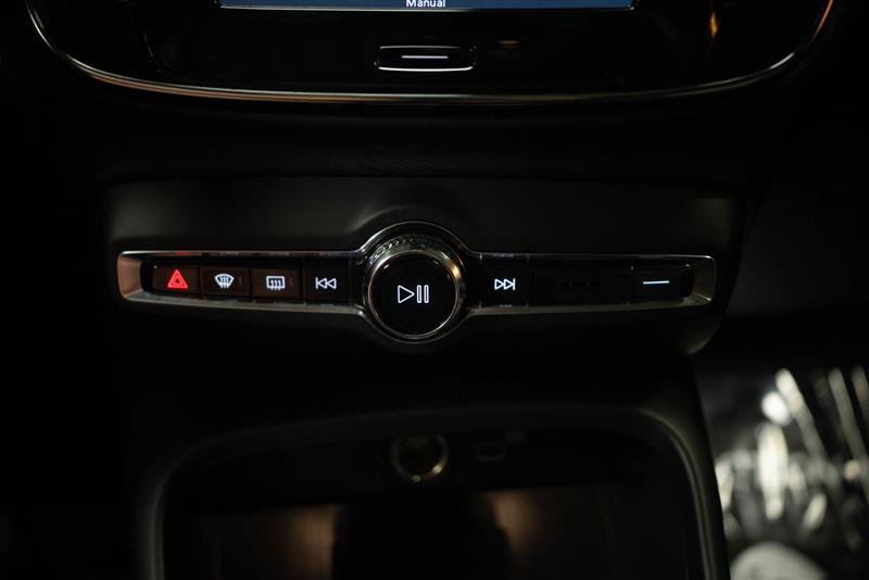 Used 2023 Volvo XC40 B4 Ultimate FWD image 22