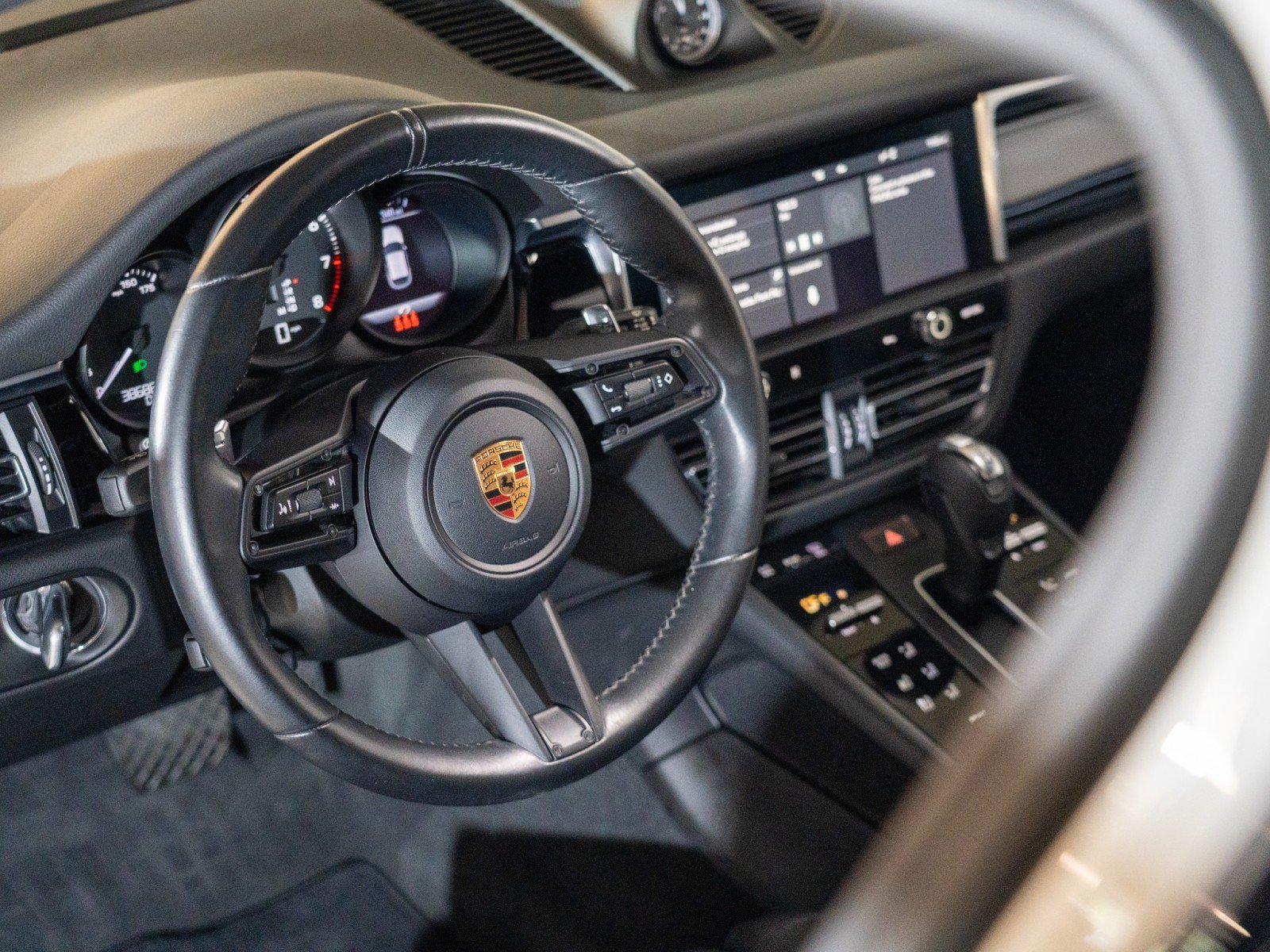 Certified 2022 Porsche Macan AWD/4WD image 16