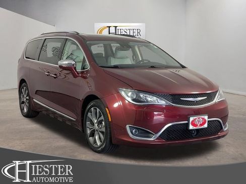 Used 2018 Chrysler Pacifica Limited w/ Tire & Wheel Group FWD image 1