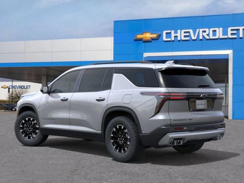 Used 2023 Chevrolet Traverse LT w/ LT Premium Package AWD/4WD image 2