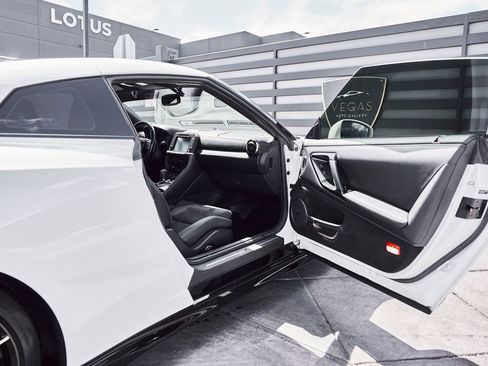 Used 2021 Nissan GT-R Premium image 30
