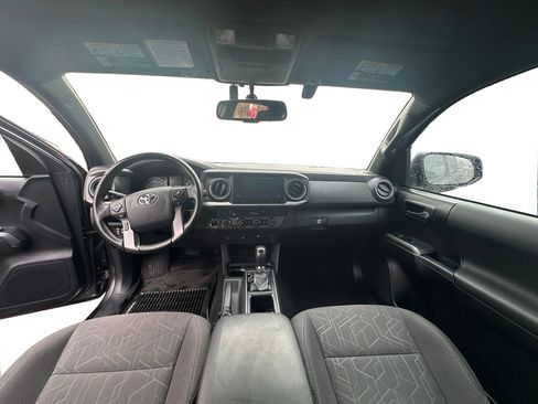 Used 2017 Toyota Tacoma TRD Sport w/ Tow Package (A/T) image 11