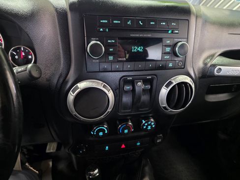 Used 2015 Jeep Wrangler Sahara w/ Connectivity Group AWD/4WD image 21