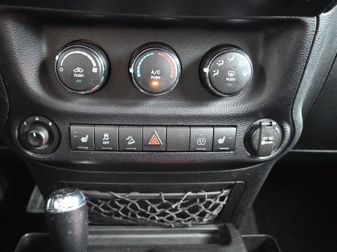 Used 2016 Jeep Wrangler Unlimited Rubicon w/ Connectivity Group AWD/4WD image 16