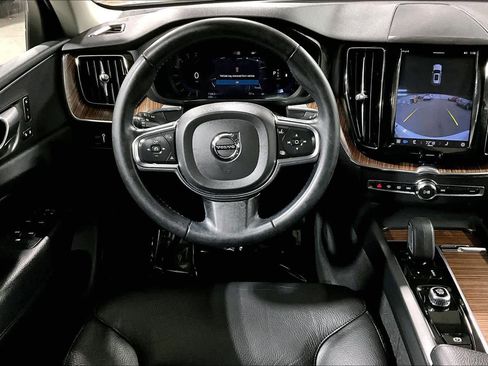 Used 2022 Volvo XC60 B5 Momentum w/ Climate Package image 6