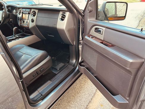 Used 2010 Ford Expedition Limited image 29