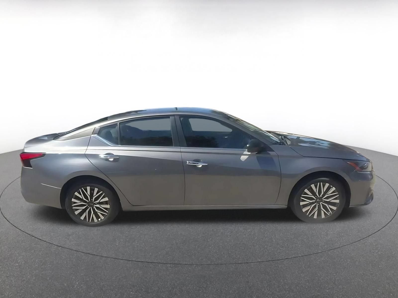 Used 2025 Nissan Altima 2.5 SV FWD image 15
