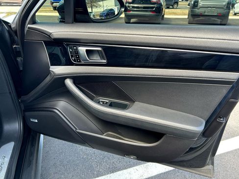 Used 2017 Porsche Panamera 4 image 33