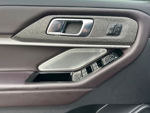 Certified 2025 Ford Explorer Platinum image 12
