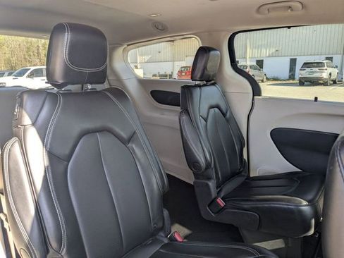 Used 2023 Chrysler Pacifica Touring-L image 33