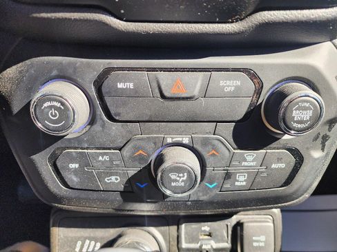 Used 2020 Jeep Renegade Latitude w/ Cold Weather Group image 24