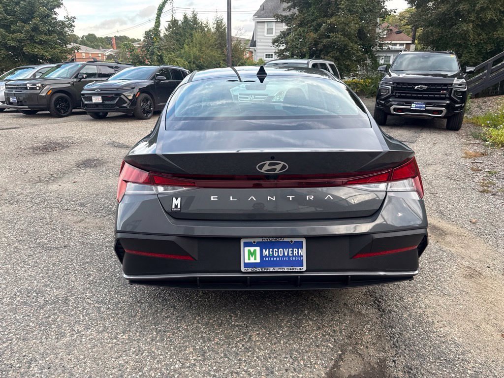Used 2024 Hyundai Elantra SEL FWD image 5