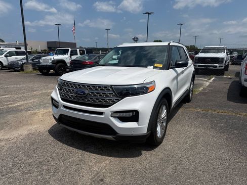 Used 2021 Ford Explorer Limited w/ Equipment Group 301A RWD image 3