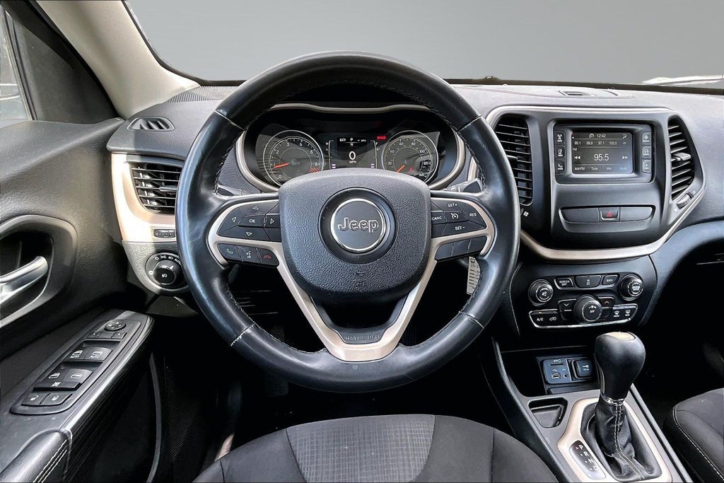 Used 2015 Jeep Cherokee Latitude FWD image 5