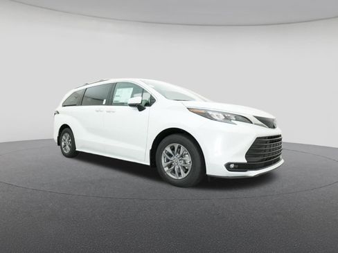 New 2026 Toyota Sienna XLE FWD image 29