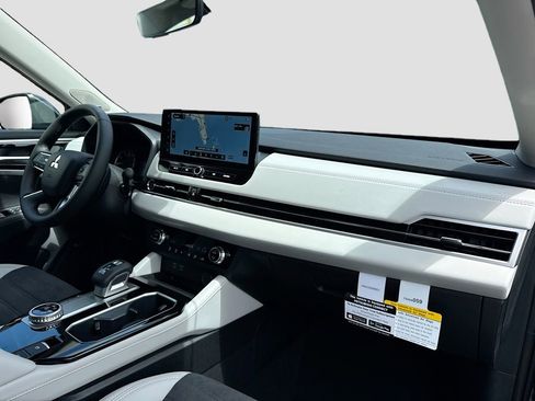 Used 2025 Mitsubishi Outlander SE image 32