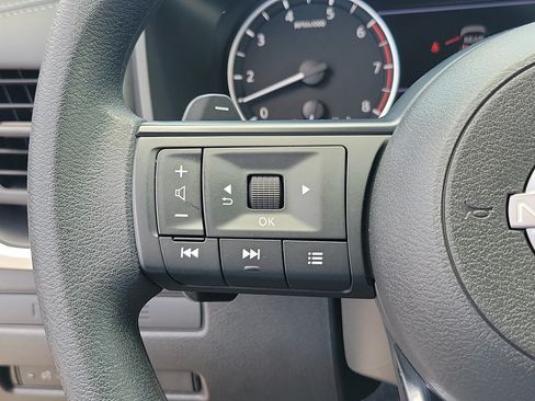 Used 2024 Nissan Rogue S FWD image 22