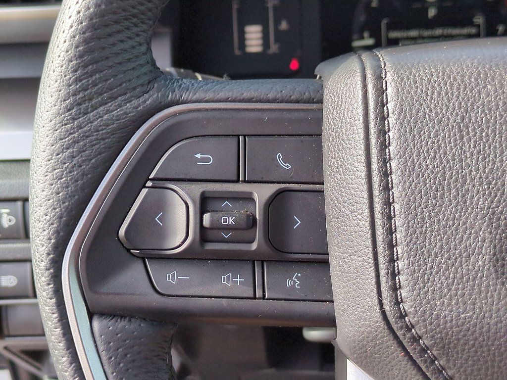 Certified 2025 Toyota Tacoma SR5 AWD/4WD image 17