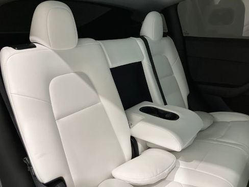 Used 2022 Tesla Model Y Long Range image 39