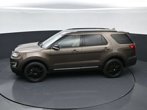 Used 2016 Ford Explorer XLT w/ Equipment Group 202A AWD/4WD image 34