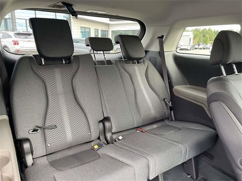 New 2026 Kia Carnival LX image 18
