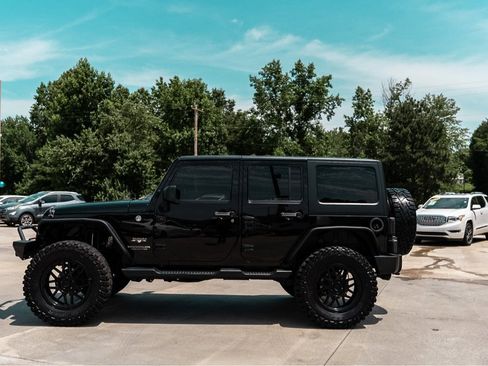 Used 2017 Jeep Wrangler Unlimited Sahara AWD/4WD image 3