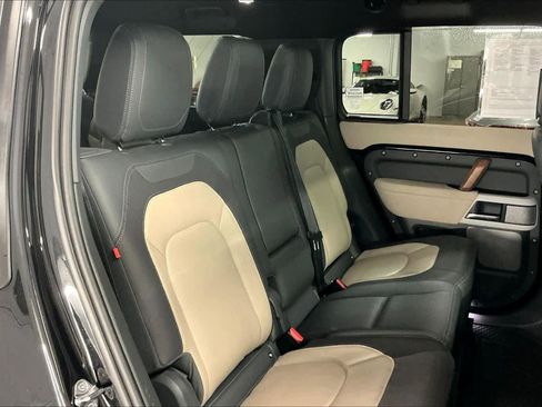 Used 2023 Land Rover Defender 130 X-Dynamic SE image 29