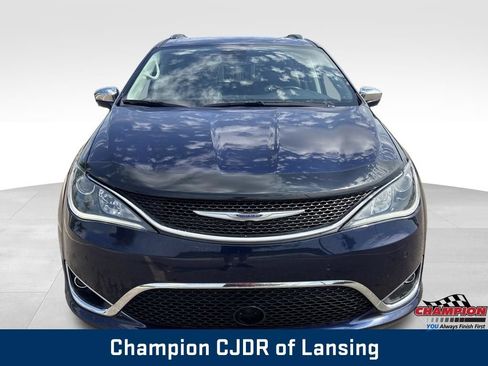 Used 2019 Chrysler Pacifica Limited w/ Tire & Wheel Group FWD image 10