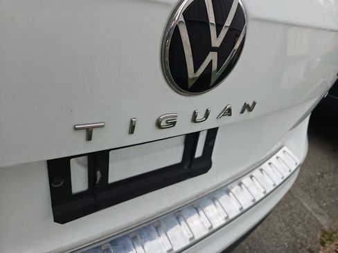 Certified 2024 Volkswagen Tiguan SE w/ Panoramic Sunroof Package AWD/4WD image 4