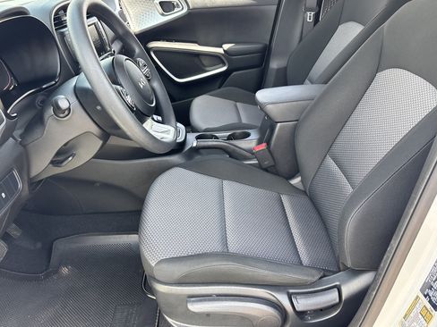 Certified 2025 Kia Soul LX w/ LX Technology Package FWD image 17