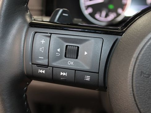 Used 2025 Nissan Pathfinder SL FWD image 22