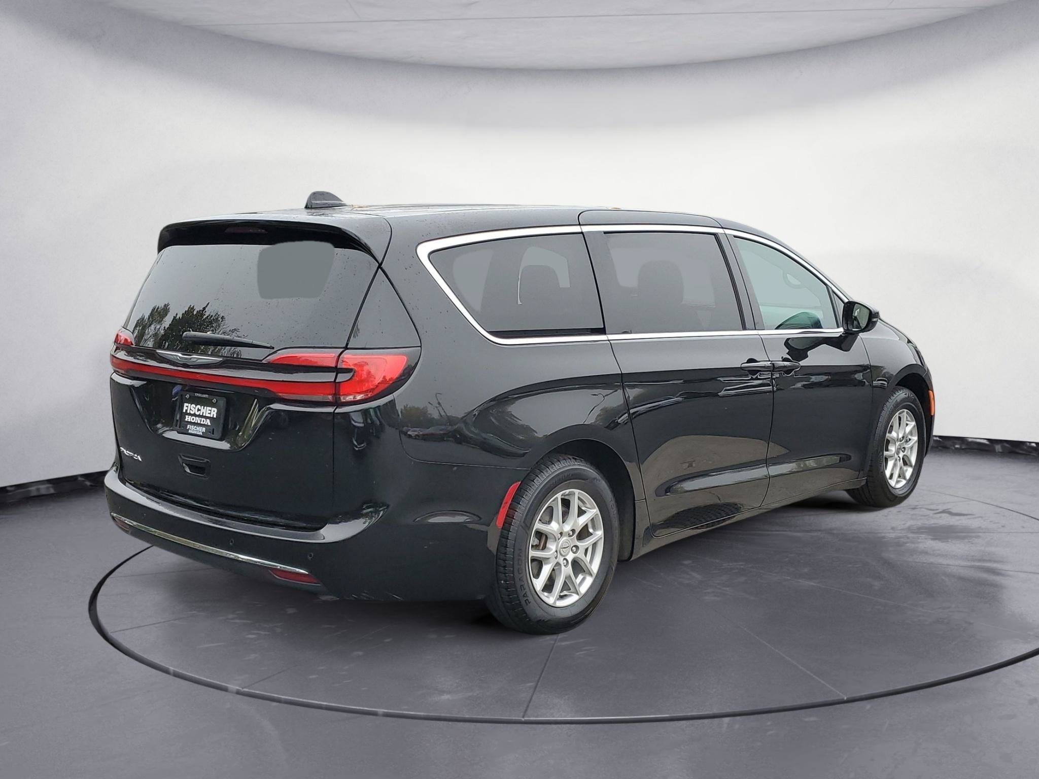 Used 2025 Chrysler Pacifica Select FWD image 3
